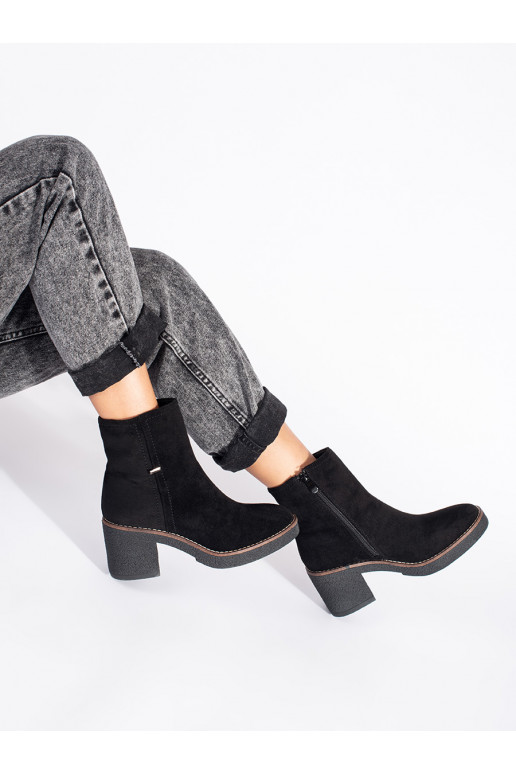 iš zomšos juodos spalvos batai ant kulno