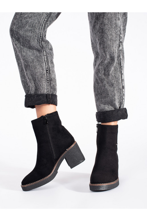 iš zomšos juodos spalvos batai ant kulno