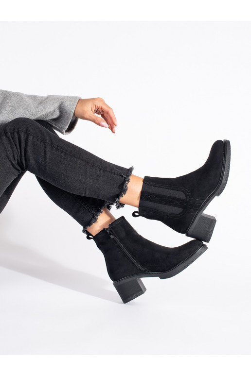 Juodos spalvos iš zomšos batai  ant kulno