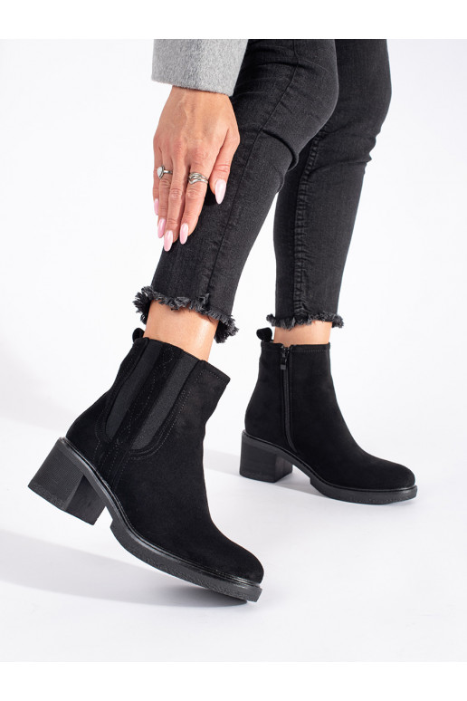 Juodos spalvos iš zomšos batai  ant kulno