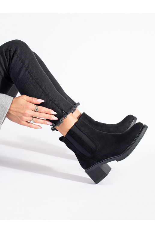 Juodos spalvos iš zomšos batai  ant kulno