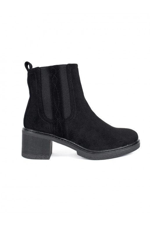 Juodos spalvos iš zomšos batai  ant kulno