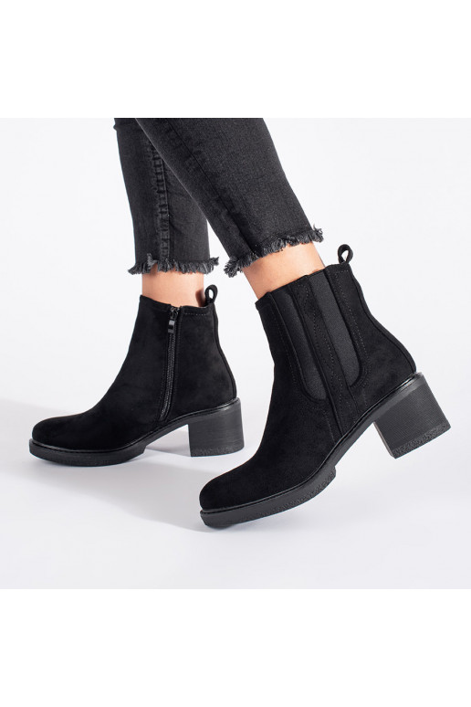 Juodos spalvos iš zomšos batai  ant kulno