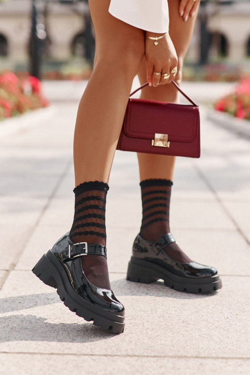 su lako efektu batai  su sagtimis Juodos spalvos Plikuria