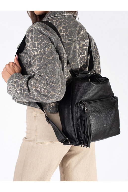 juoda   rankinė typu kuprinė su kutais