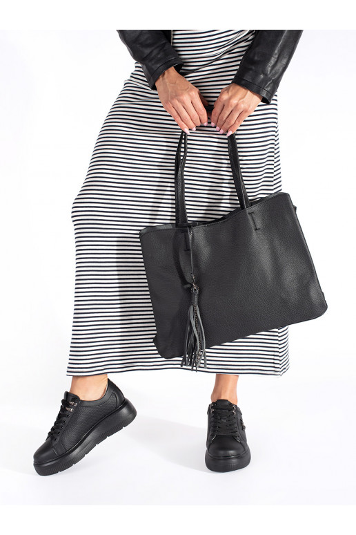 juoda  rankinė su kutais