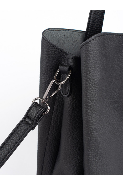 juoda  rankinė su kutais