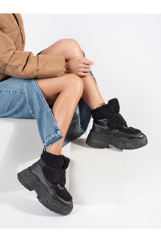 Juodos spalvos  sniego batai su platforma su kailiuku typu baranek Juodos spalvos  sniego batai su platforma su kailiuku typu baranek