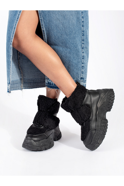 Juodos spalvos  sniego batai su platforma su kailiuku typu baranek Juodos spalvos  sniego batai su platforma su kailiuku typu baranek