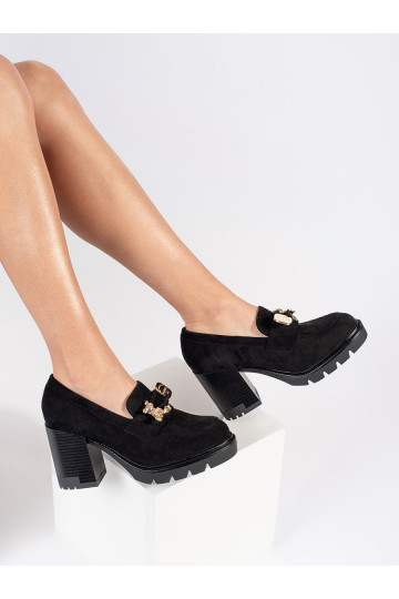 Juodos spalvos moteriški pusbačiai iš zomšos  z metalowym zdobieniem