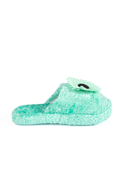 žalios spalvos kapcie  z ozdobnym su gėlytėmisem