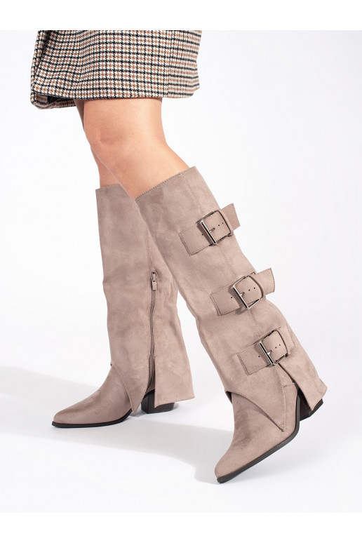 smėlio spalvos iš zomšos ilgaauliai batai ant kulno  smėlio spalvos iš zomšos ilgaauliai batai ant kulno