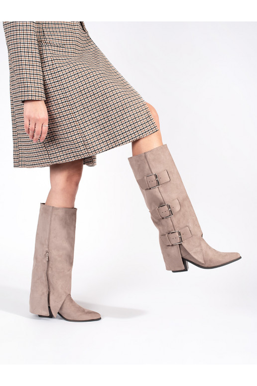 smėlio spalvos iš zomšos ilgaauliai batai ant kulno  smėlio spalvos iš zomšos ilgaauliai batai ant kulno