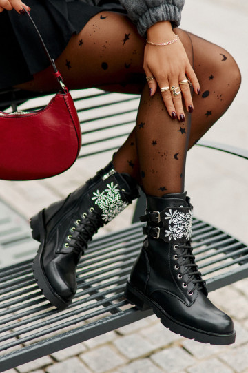 pašiltinti auliniai batai Aulinukai su dekoruotais kulnais I su sagtimismi Juodos spalvos Viveria