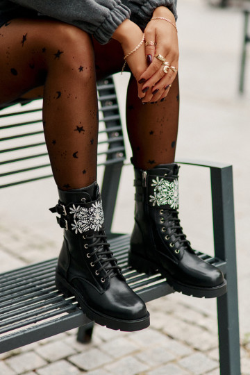 pašiltinti auliniai batai Aulinukai su dekoruotais kulnais I su sagtimismi Juodos spalvos Viveria 2