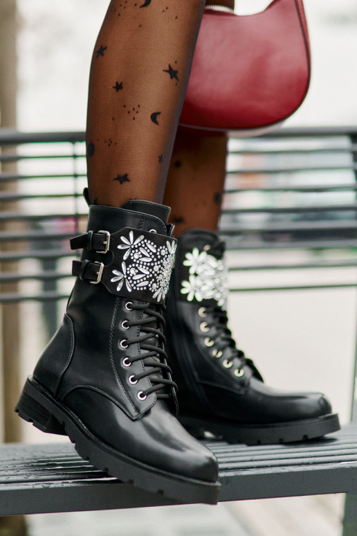 pašiltinti auliniai batai Aulinukai su dekoruotais kulnais I su sagtimismi Juodos spalvos Viveria