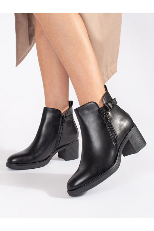 Juodos spalvos moteriški batai ant kulno z ozdobnym zamkiem i klamrą