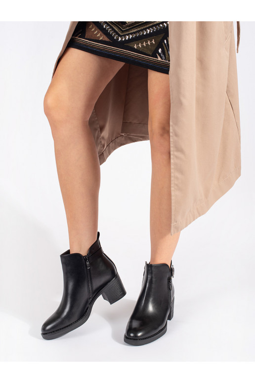 Juodos spalvos moteriški batai ant kulno z ozdobnym zamkiem i klamrą