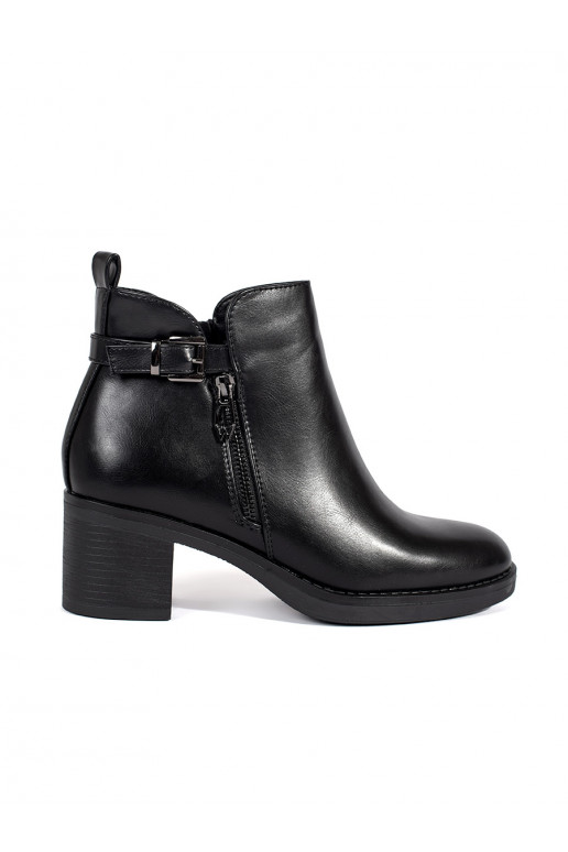 Juodos spalvos moteriški batai ant kulno z ozdobnym zamkiem i klamrą