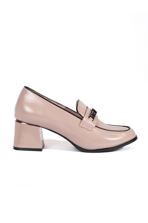 smėlio spalvos moteriški pusbačiai ant kulno ozdobione łańcuszkiem