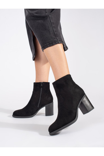 Juodos spalvos iš zomšos  moteriški batai ant kulno