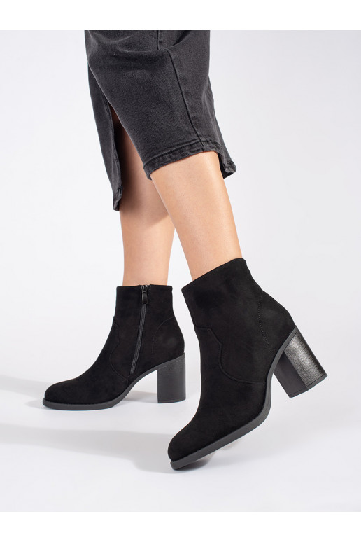 Juodos spalvos iš zomšos  moteriški batai ant kulno