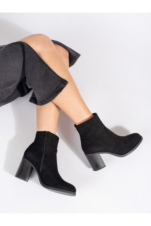 Juodos spalvos iš zomšos  moteriški batai ant kulno