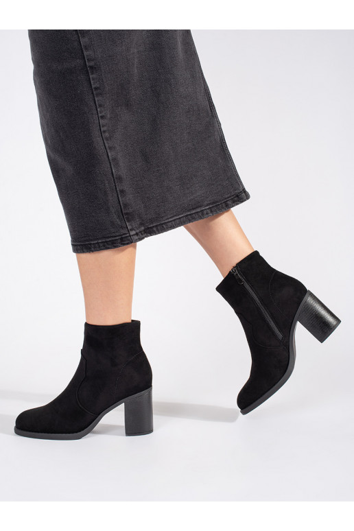 Juodos spalvos iš zomšos  moteriški batai ant kulno