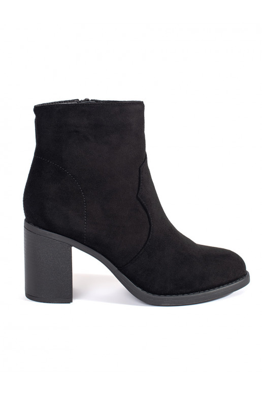 Juodos spalvos iš zomšos  moteriški batai ant kulno