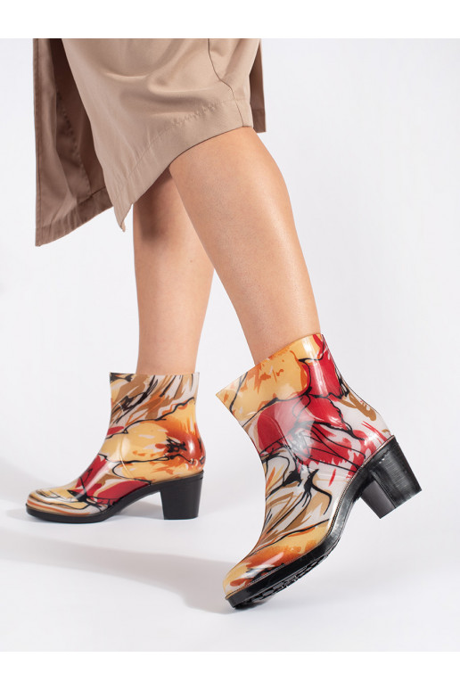 Įvairių spalvų guminiai batai 