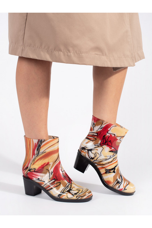 Įvairių spalvų guminiai batai 