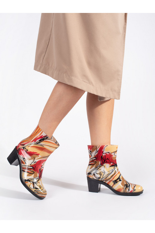 Įvairių spalvų guminiai batai 