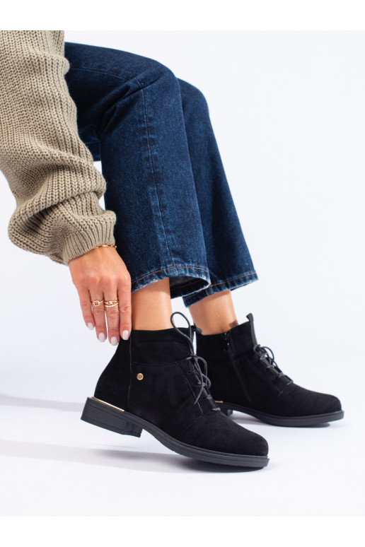 iš zomšos juodos spalvos  batai 