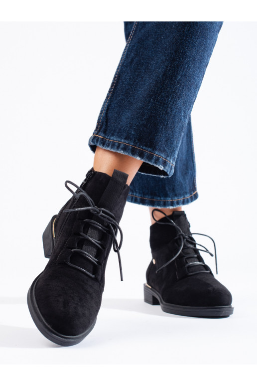 iš zomšos juodos spalvos  batai 