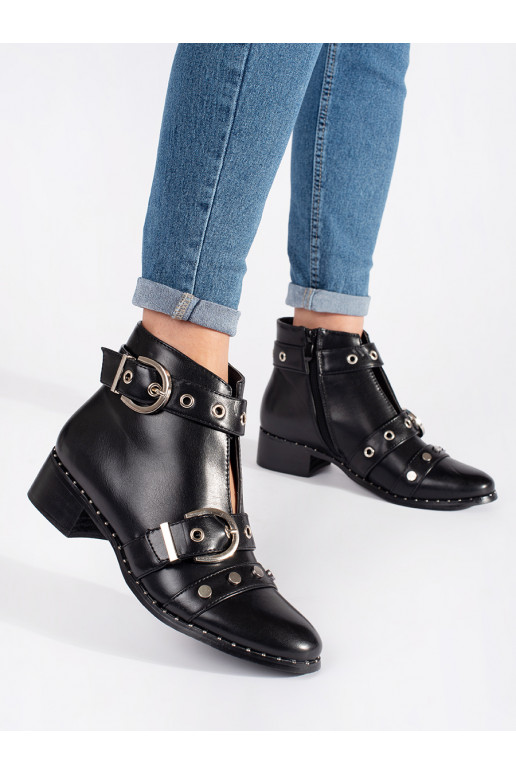 Juodos spalvos batai z wycięciami i ozdobami