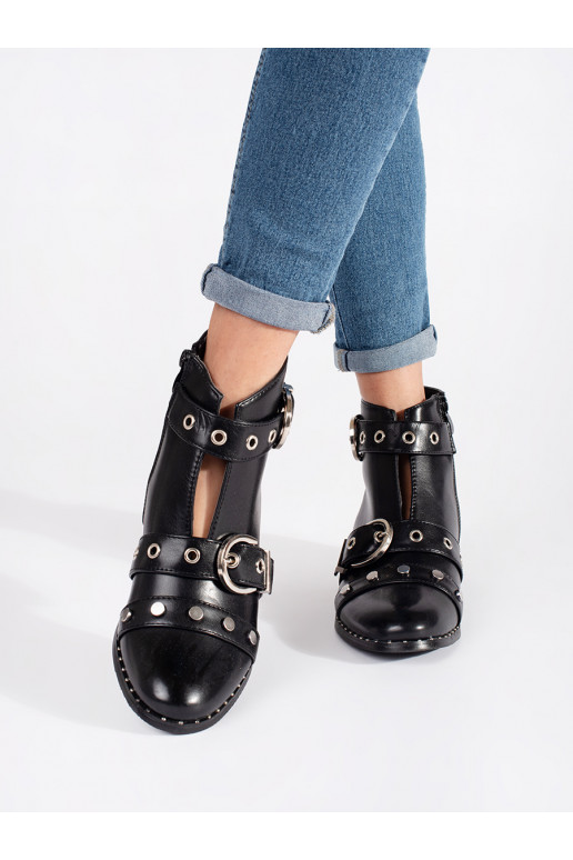 Juodos spalvos batai z wycięciami i ozdobami