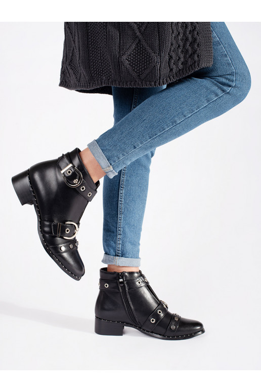 Juodos spalvos batai z wycięciami i ozdobami