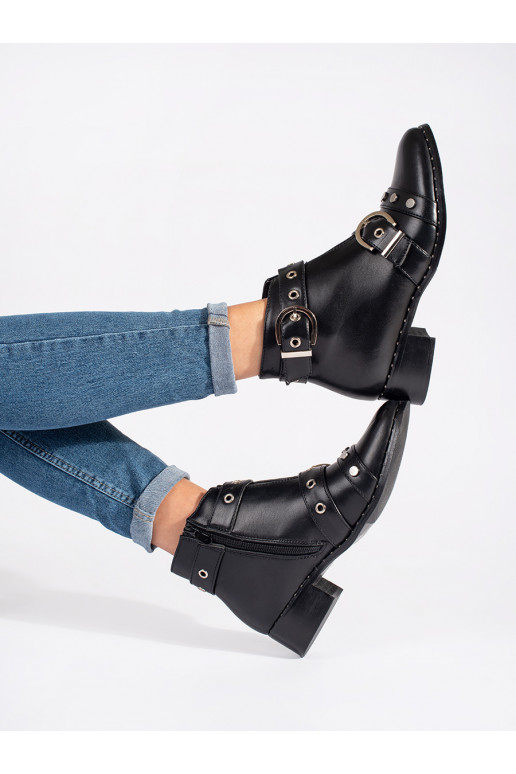 Juodos spalvos batai z wycięciami i ozdobami