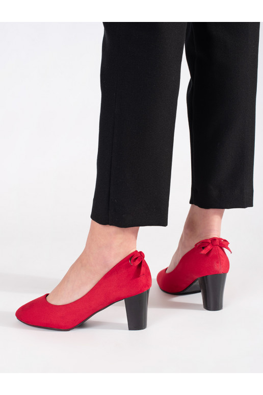 raudonos spalvos iš zomšos aukštakulniai ant kulno raudonos spalvos iš zomšos aukštakulniai ant kulno