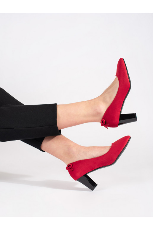 raudonos spalvos iš zomšos aukštakulniai ant kulno raudonos spalvos iš zomšos aukštakulniai ant kulno