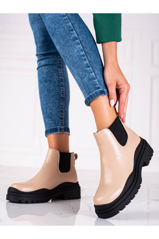 Juodos spalvos moteriški batai  su platforma