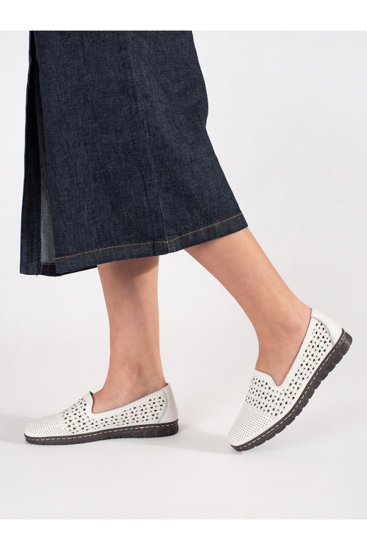 su aužūro elementais pusbačiai baltos spalvos