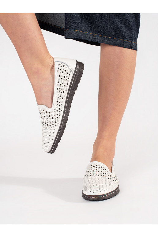 su aužūro elementais pusbačiai baltos spalvos