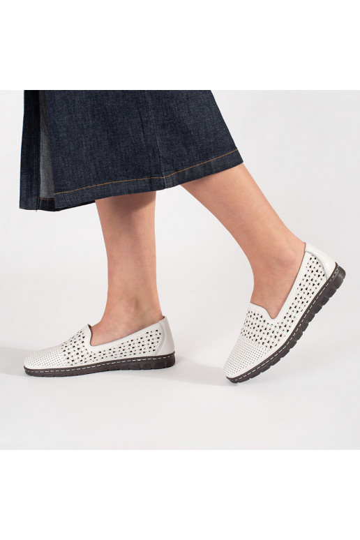 su aužūro elementais pusbačiai baltos spalvos