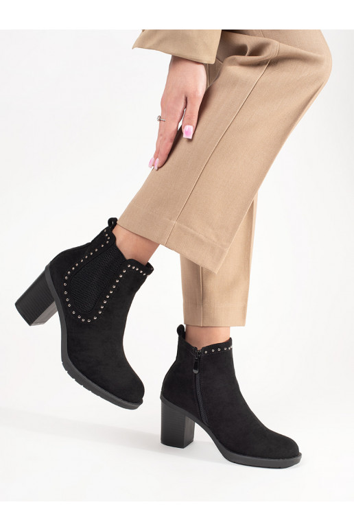 Juodos spalvos iš zomšos batai ant kulno