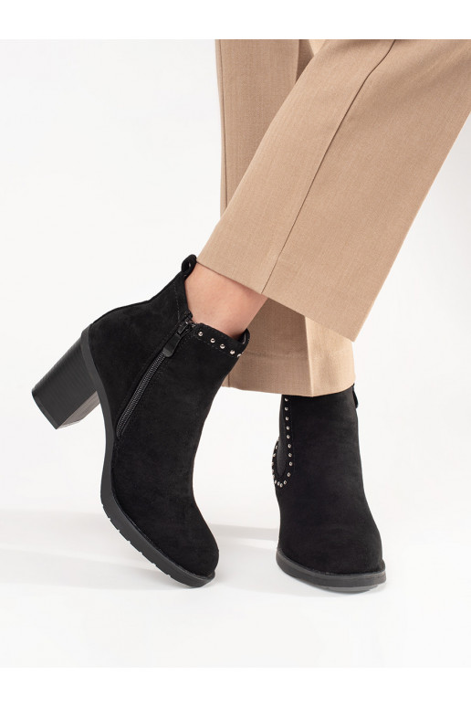 Juodos spalvos iš zomšos batai ant kulno