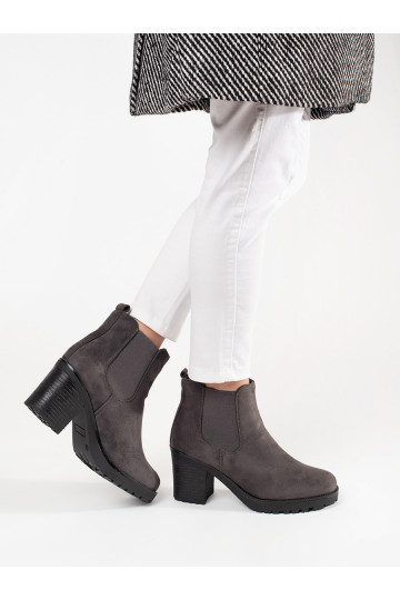 pilkos spalvos iš zomšos  ant kulno 2