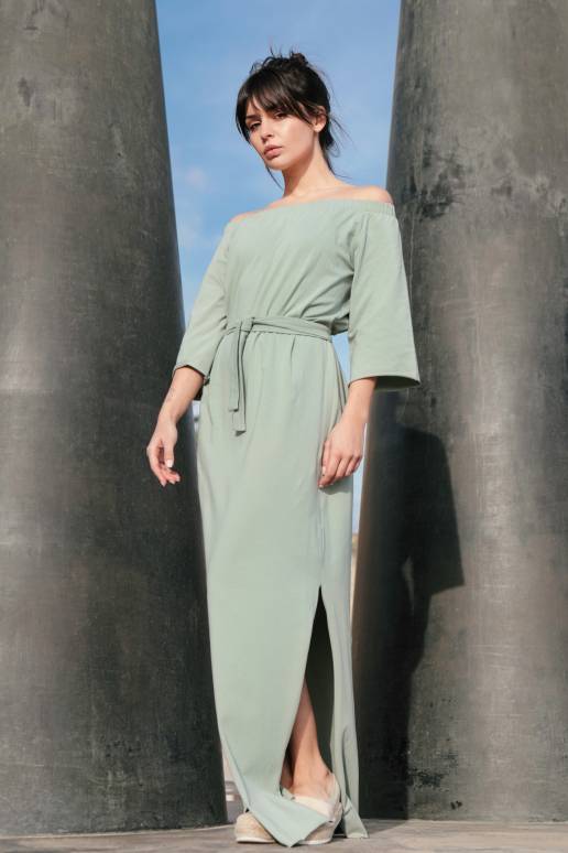 Ilga suknelė atvirais pečiais iš BE