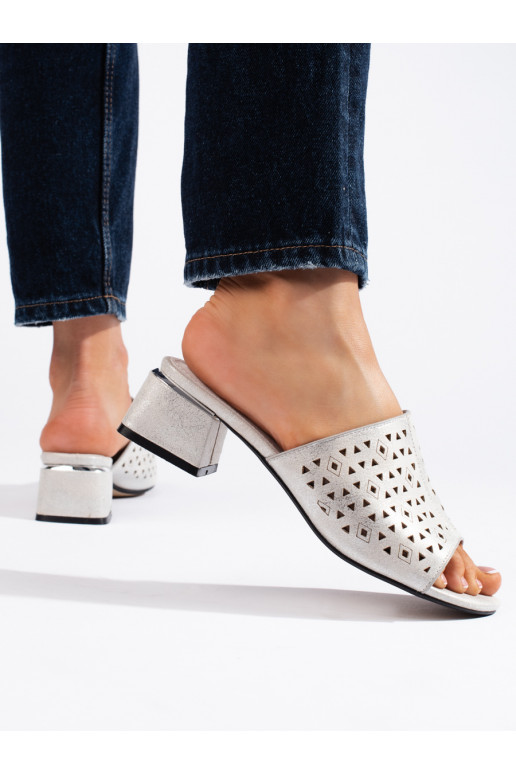 su aužūro elementais  Šlepetės  žemu kulnu su aužūro elementais  Šlepetės  žemu kulnu