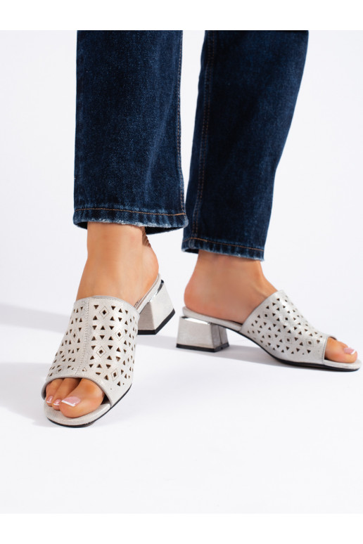 su aužūro elementais  Šlepetės  žemu kulnu su aužūro elementais  Šlepetės  žemu kulnu